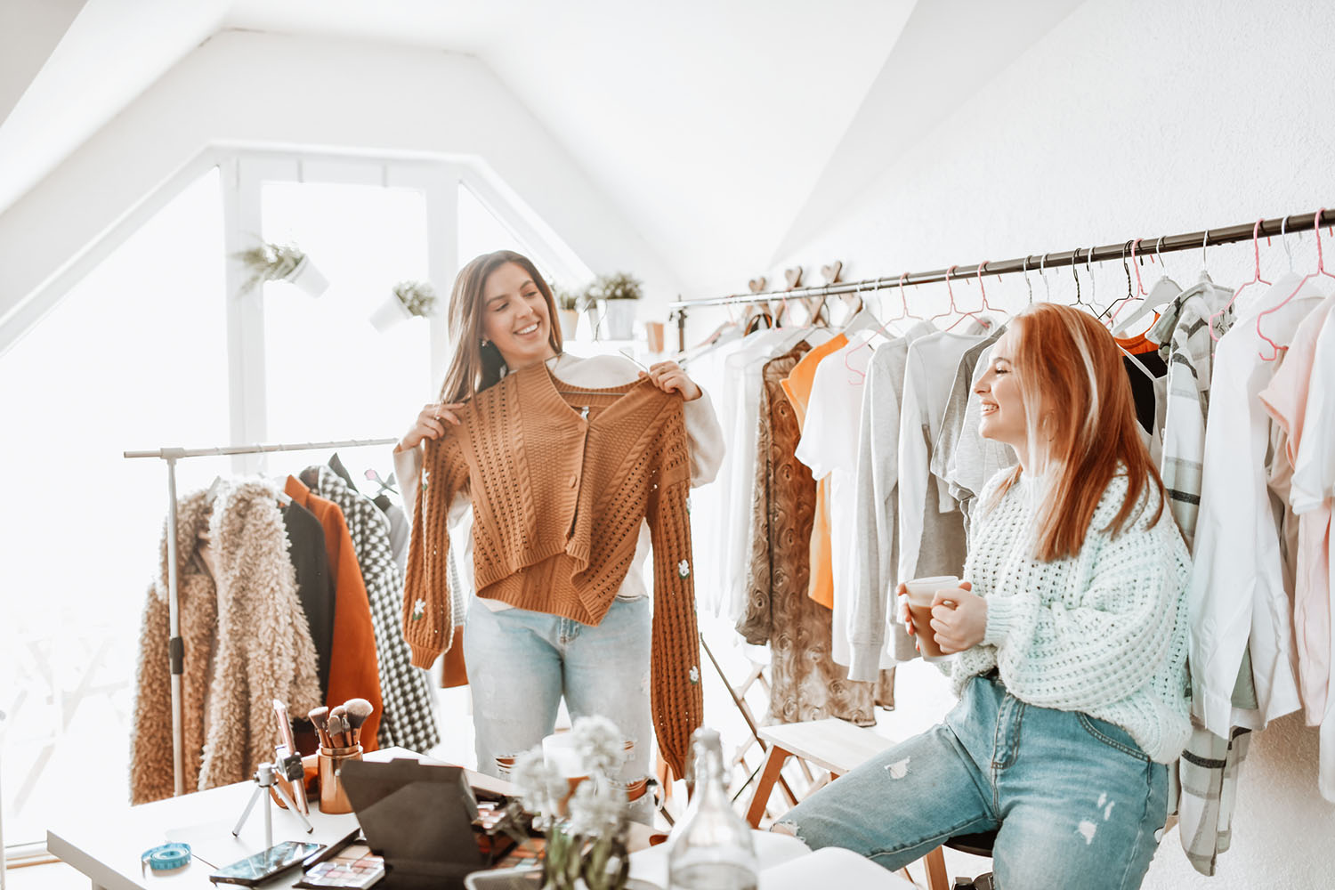 HOW TO STAY COMFORTABLE AND TRENDY DURING THE TRANSITION FROM WINTER TO SPRING