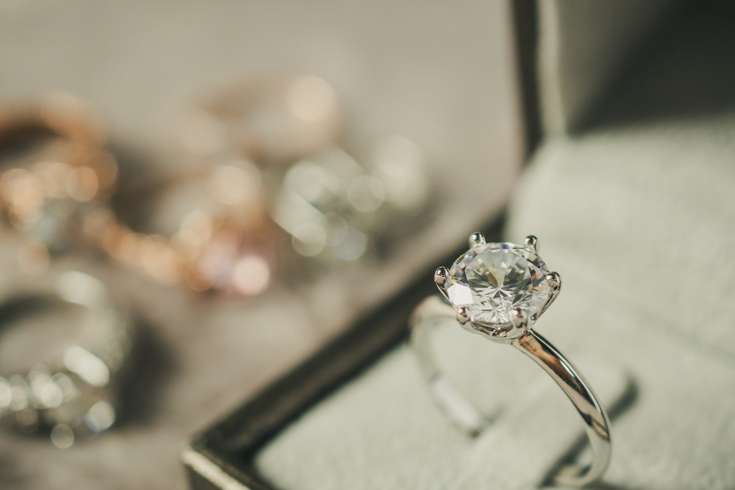 How to Choose an Engagement Ring With Your Fiance